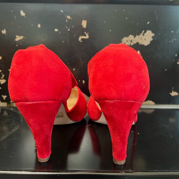 New Chase & Chloe Red Kimmy Heels Faux Suede Size 7 - Picture 3 of 5